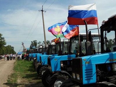 Тракторный марш. Фото: gazeta.ru Тракторный марш. Фото: gazeta.ru