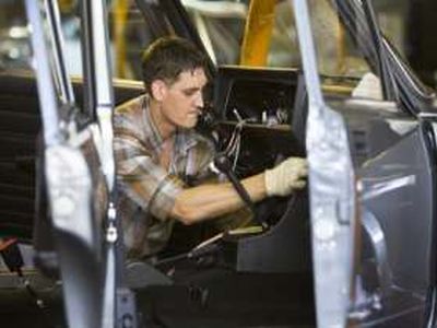 Рабочий АвтоВАЗа. Фото: ТАСС Рабочий АвтоВАЗа. Фото: ТАСС