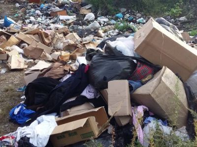 Выброшенная гуманитарная помощь. Фото: PrimaMedia Выброшенная гуманитарная помощь. Фото: PrimaMedia