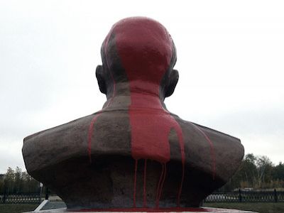 Облитый краской памятник Сталину в Сургуте. Фото: tass.ru Облитый краской памятник Сталину в Сургуте. Фото: tass.ru