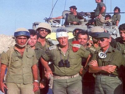 Война Судного дня; А.Шарон и М.Даян с израильскими военными. Источник - cyclowiki.org Война Судного дня; А.Шарон и М.Даян с израильскими военными. Источник - cyclowiki.org