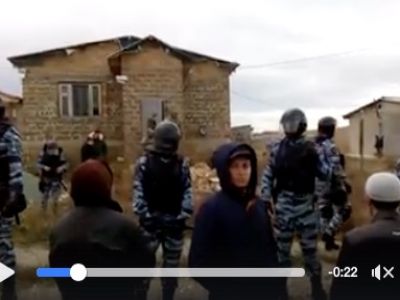 Обыск у крымских татар. Фото: скриншот Каспаров.Ru Обыск у крымских татар. Фото: скриншот Каспаров.Ru