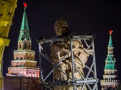 Установка статуи князя Владимира у Кремля. Источник - apostrophe.ua Установка статуи князя Владимира у Кремля. Источник - apostrophe.ua
