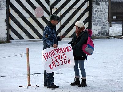 Пикет в защиту Дадина Фото: @BukvaCe в Twitter Пикет в защиту Дадина Фото: @BukvaCe в Twitter