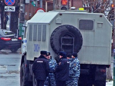 Автозак и ОМОН. Фото: Александр Воронин, Каспаров.Ru Автозак и ОМОН. Фото: Александр Воронин, Каспаров.Ru