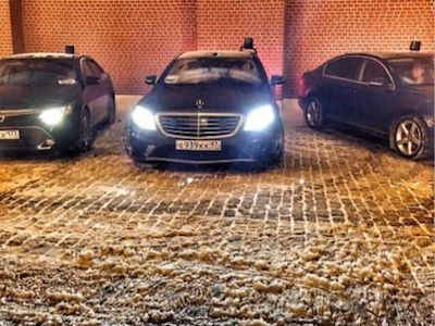 Машина Сечина на фоне Кремля, Фото: instagram.com/akashevarova/ Машина Сечина на фоне Кремля, Фото: instagram.com/akashevarova/