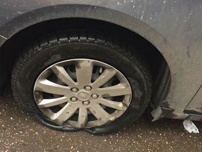 Проткнутые колеса машины. Фото: Facebook Юлии Галяминой Проткнутые колеса машины. Фото: Facebook Юлии Галяминой