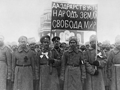Солдатская демонстрация после Февральской революции, 1917. Источник - narzur.ru Солдатская демонстрация после Февральской революции, 1917. Источник - narzur.ru