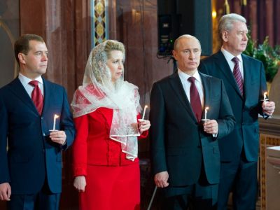 Медведев с женой, Путин, Собянин в храме Медведев с женой, Путин, Собянин в храме