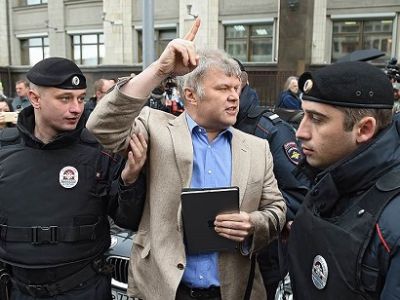 Задержание Сергея Митрохина на акции против реновации. Фото: kommersant.ru Задержание Сергея Митрохина на акции против реновации. Фото: kommersant.ru