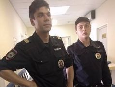 Полицейские в Институте Склифософского, требующие выдачи активиста. Фото: facebook.com/sergey.vasko.9