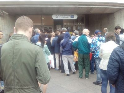 Толпа на входе на станцию "Электросила", СПб., июль 2017. Источник - pitertransport.com Толпа на входе на станцию "Электросила", СПб., июль 2017. Источник - pitertransport.com