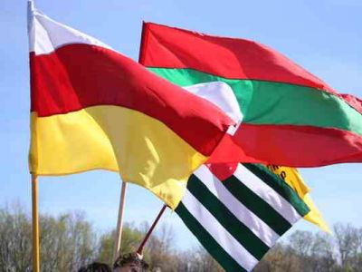 Флаги непризнанных Южной Осетии, Приднестровья, Абхазии. Источник - abkhazia-pmr.org Флаги непризнанных Южной Осетии, Приднестровья, Абхазии. Источник - abkhazia-pmr.org
