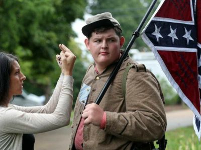 Аллен Арметраут у памятника генералу Р.Ли в Шарлотсвилле. Источник - pikabu.ru Аллен Арметраут у памятника генералу Р.Ли в Шарлотсвилле. Источник - pikabu.ru