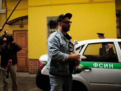 Кирилл Серебренников после суда, 23.8.17. Источник - rbc.ru Кирилл Серебренников после суда, 23.8.17. Источник - rbc.ru