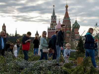 Посетители в парке "Зарядье". Источник - tvc.ru Посетители в парке "Зарядье". Источник - tvc.ru
