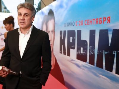 Режиссер А.Пиманов и афиша фильма "Крым". Источник - ru-an.info Режиссер А.Пиманов и афиша фильма "Крым". Источник - ru-an.info