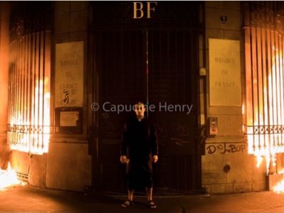 Павленский поджог здание Банка Франции. Фото: twitter.com/capucinema