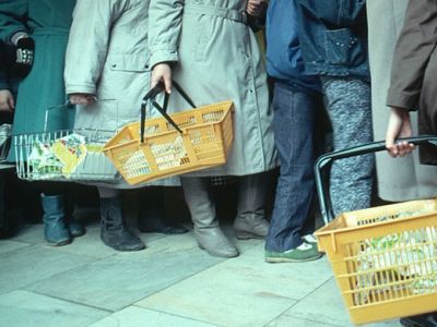 Очередь в советском магазине. Публикуется в maxim-nm.livejournal.com Очередь в советском магазине. Публикуется в maxim-nm.livejournal.com