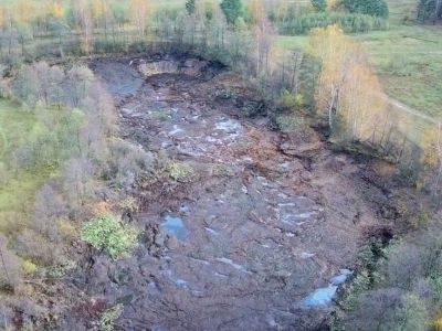 Озеро ушло под землю. Фото: канал YouTube "Вязниковский offroad" Озеро ушло под землю. Фото: канал YouTube "Вязниковский offroad"