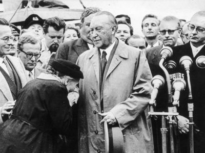 Мать немецкого военнопленного благодарит К.Аденауэра за завершение переговоров с СССР о последних пленных в ФРГ, 14.9.1955. Источник - en.wikipedia.org Мать немецкого военнопленного благодарит К.Аденауэра за завершение переговоров с СССР о последних пленных в ФРГ, 14.9.1955. Источник - en.wikipedia.org