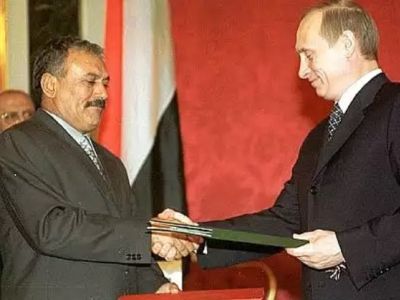 Али Абдалла Салех с В. Путиным во время визита в Москву (2002 г.) Фото: kremlin.ru