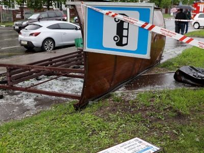 В Мурманске внедорожник Toyota Land Cruiser врезался в остановку. Фото: interfax В Мурманске внедорожник Toyota Land Cruiser врезался в остановку. Фото: interfax