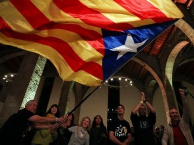 Барселонцы отмечают результаты выборов, 21.12.17. Фото: Reuters Барселонцы отмечают результаты выборов, 21.12.17. Фото: Reuters