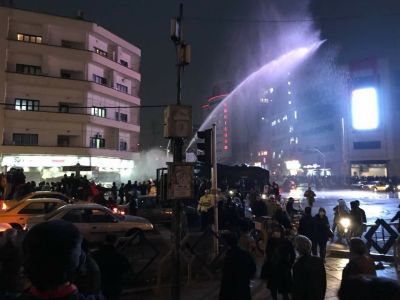 Простесты в Иране, использование водометов против протестующих, дек. 2017. Источник - dsnews.ua Простесты в Иране, использование водометов против протестующих, дек. 2017. Источник - dsnews.ua