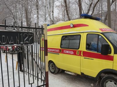 Скорая у школы № 127 Перми, 15.1.18. Источник - ura.news Скорая у школы № 127 Перми, 15.1.18. Источник - ura.news