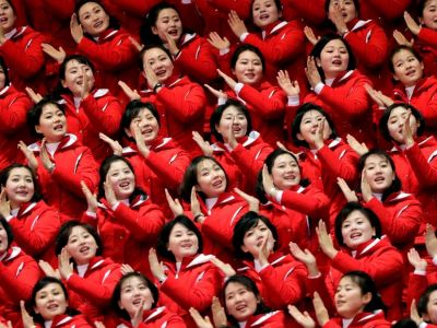 Северокорейские болельщицы в Пхенчхане. Источник - cnn.com