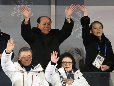 Открытие олимпиады в Пхёнчхане: президент Южной Кореи Мун Чжэ Ин с женой, за ними - Ким Ён Нам (формальный глава делегации С.Кореи) и Ким Ё Чён (сестра Ким Чен Ына). Фото: Reuters. Открытие олимпиады в Пхёнчхане: президент Южной Кореи Мун Чжэ Ин с женой, за ними - Ким Ён Нам (формальный глава делегации С.Кореи) и Ким Ё Чён (сестра Ким Чен Ына). Фото: Reuters.