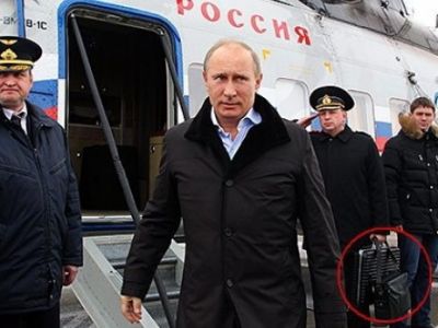 Путин и ядерный чемоданчик. Источник - dayonline.ru Путин и ядерный чемоданчик. Источник - dayonline.ru