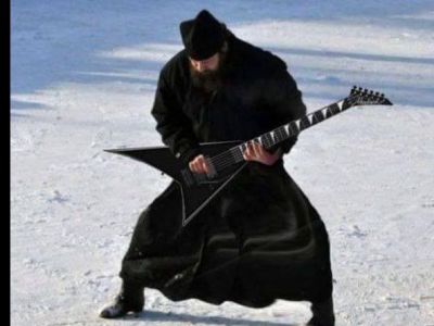 Священник с гитарой Священник с гитарой