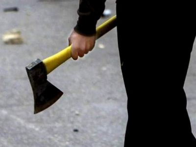 Мужчина с топором. Фото: fakty.ictv.ua Мужчина с топором. Фото: fakty.ictv.ua