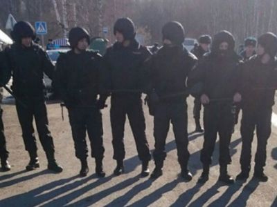 Коломна, цепь ОМОНа против протестующих, 28.3.18. Фото: oka.fm