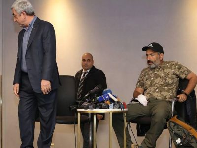 Серж Саргсян уходит со встречи с лидером оппозиции Николом Пашиняном. Фото: photolure.am Серж Саргсян уходит со встречи с лидером оппозиции Николом Пашиняном. Фото: photolure.am