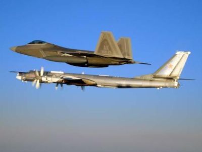 F-22 и Ту-95. Источник: theaviationist.com F-22 и Ту-95. Источник: theaviationist.com