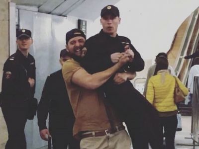 Поднятый на руки росгвардеец. Скрин видео, источник: medialeaks.ru Поднятый на руки росгвардеец. Скрин видео, источник: medialeaks.ru