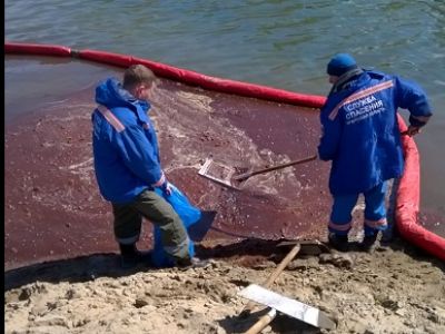 Разлив нефти в Ангаре. Фото: altairk.ru Разлив нефти в Ангаре. Фото: altairk.ru