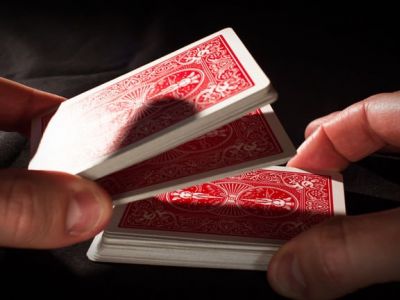 Тасовка карточной колоды. Фото: fokusotmoryaka.ru