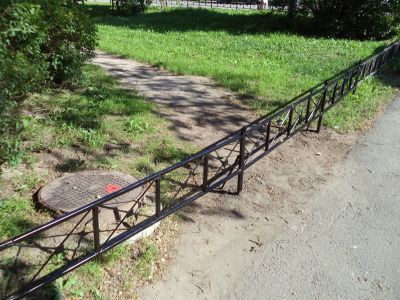 Тропинка, перегороженная "благоустройщиками". Фото: Егор Седов Тропинка, перегороженная "благоустройщиками". Фото: Егор Седов