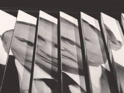 Предвыборный стенд с Путиным. Фото: www.vedomosti.ru Предвыборный стенд с Путиным. Фото: www.vedomosti.ru