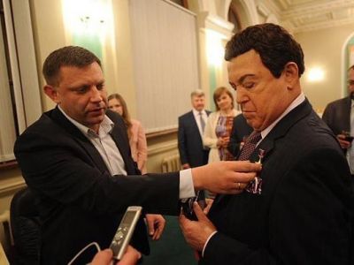 А.Захарченко вручает И.Кобзону "звезду героя ДНР". Фото: trust.ua А.Захарченко вручает И.Кобзону "звезду героя ДНР". Фото: trust.ua