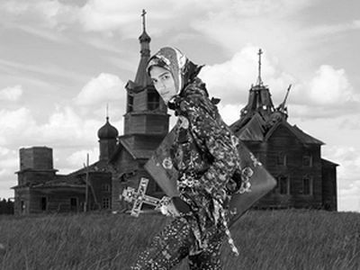 Модель с крестом в руках. Фото: Телеграм Модель с крестом в руках. Фото: Телеграм