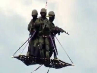 Платформа, прикрепленная к вертолету, летевшему над Кремлем. Скрин видео youtube.com Платформа, прикрепленная к вертолету, летевшему над Кремлем. Скрин видео youtube.com