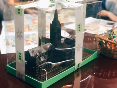 Новогодний торт "Солсберецкий шпиль" (присланный реадакцией RT телеканалу "Дождь"). Фото: https://t.me/tvrain/11956 Новогодний торт "Солсберецкий шпиль" (присланный реадакцией RT телеканалу "Дождь"). Фото: https://t.me/tvrain/11956