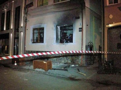 Здание Общества венгерской культуры Закарпатья (Ужгород) после поджога (фев. 2018). Фото: www.facebook.com/sn258 Здание Общества венгерской культуры Закарпатья (Ужгород) после поджога (фев. 2018). Фото: www.facebook.com/sn258