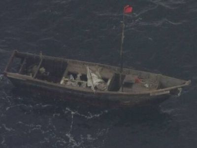 Дрейфующая северокорейская шаланда. Фото: www.facebook.com/vasily.golovnin Дрейфующая северокорейская шаланда. Фото: www.facebook.com/vasily.golovnin