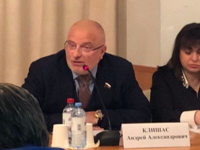 Обсуждение "законопроекта Клишаса" 14.1.19: сенатор Клишас и его часы. Фото: https://t.me/postposttruth Обсуждение "законопроекта Клишаса" 14.1.19: сенатор Клишас и его часы. Фото: https://t.me/postposttruth